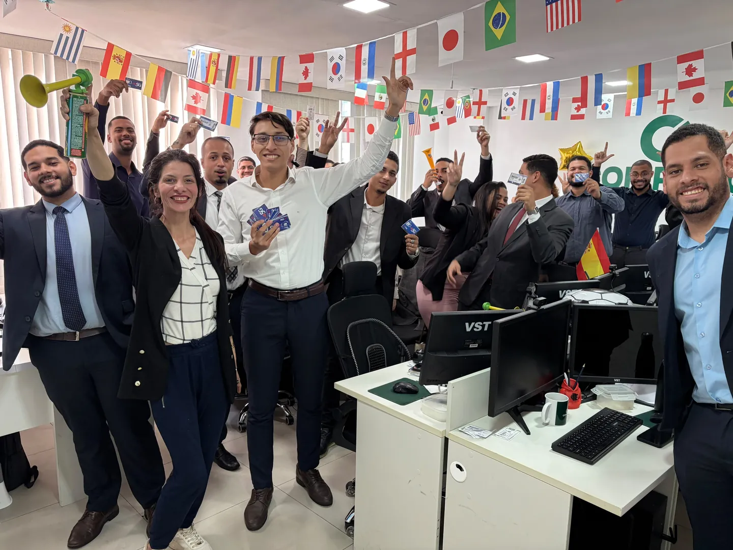 Equipe da Comprec comemorando os resultados no escritório