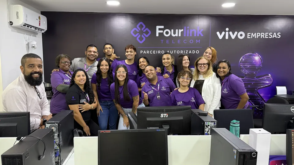Equipe da Fourlink Empresas no salão de atendimento, no Rio de Janeiro
