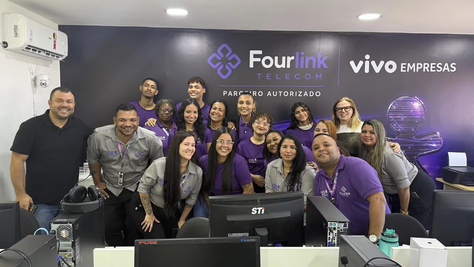 Equipe comercial da Fourlink no salão de vendas