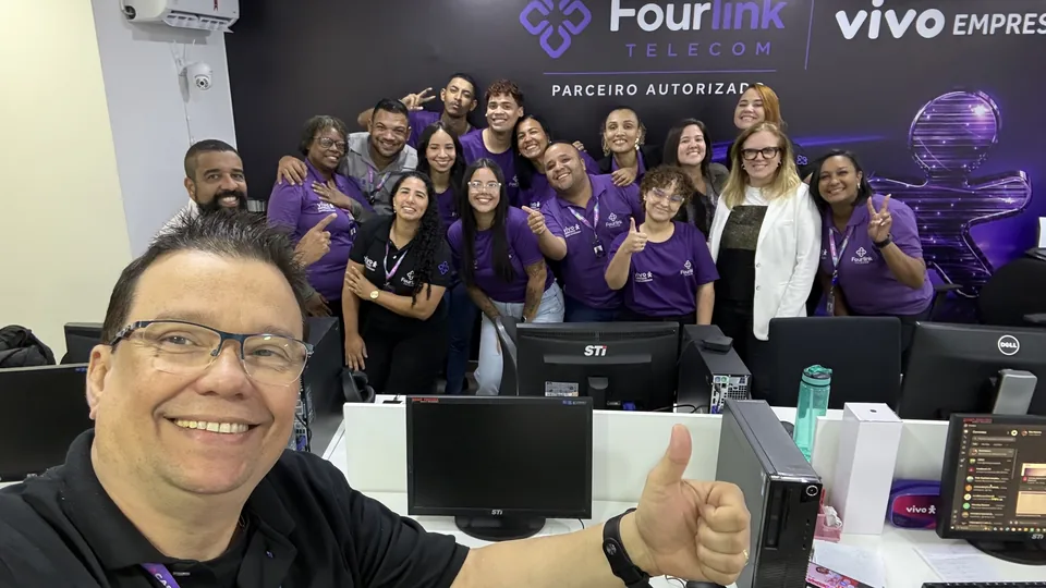 Equipe Fourlink comemorando resultados no salão
