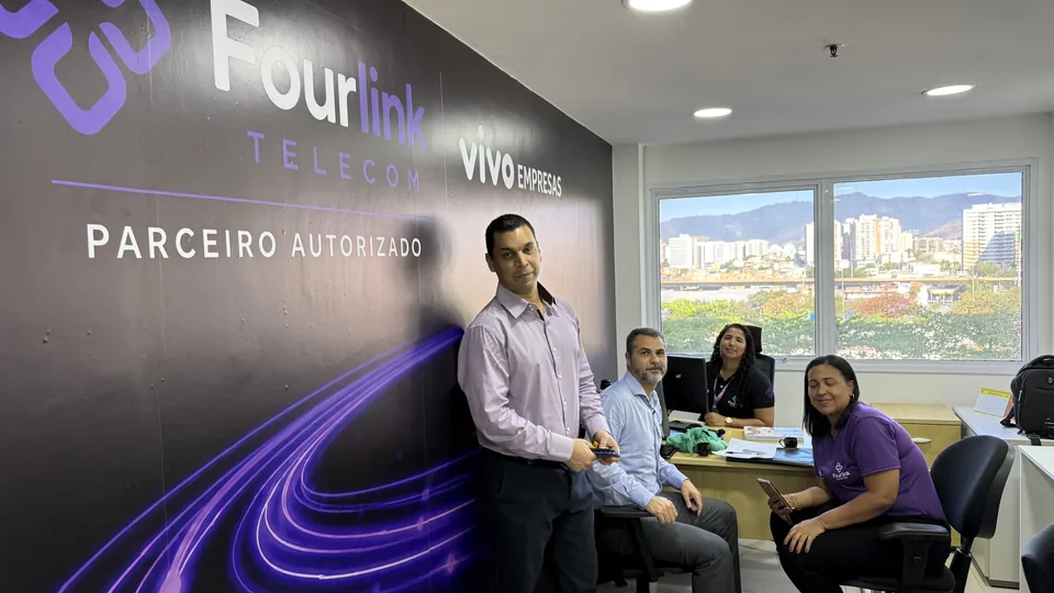 Sala de atendimento da Fourlink com a identidade Vivo Empresas